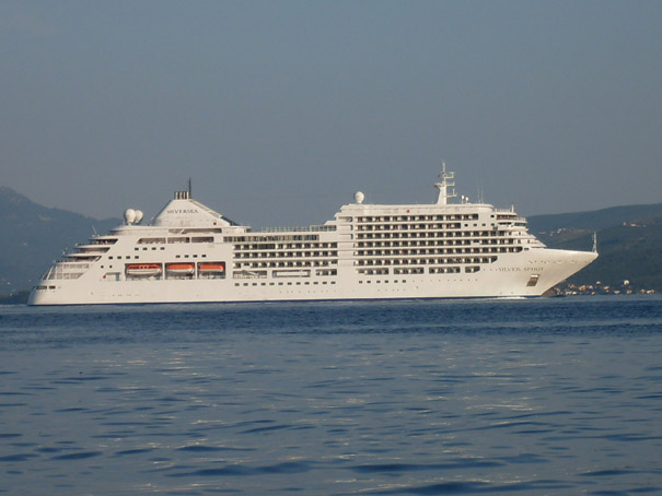 Brod kruzer u Bijeloj A.jpg